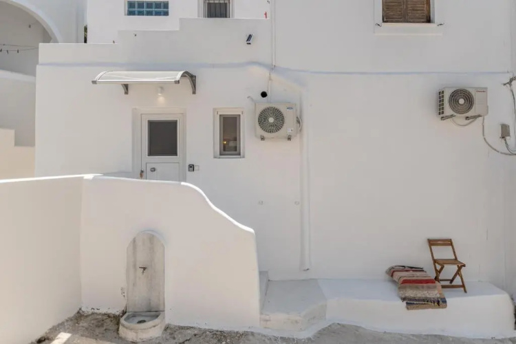 White Luxurious Apartment I