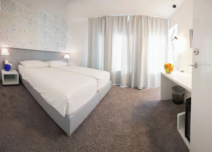 Standard Twin room with partial sea view