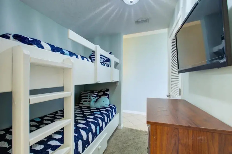 Pelican PH-02 - 2 Br condo by RedAwning