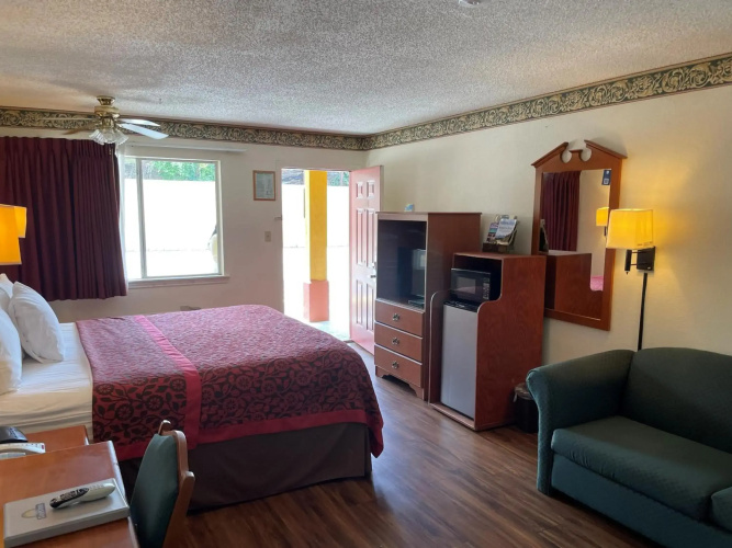 Days Inn & Suites by Wyndham Marshall
