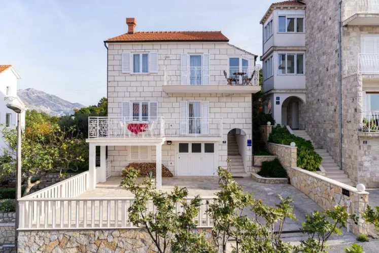 4 Bedrooms Cottage