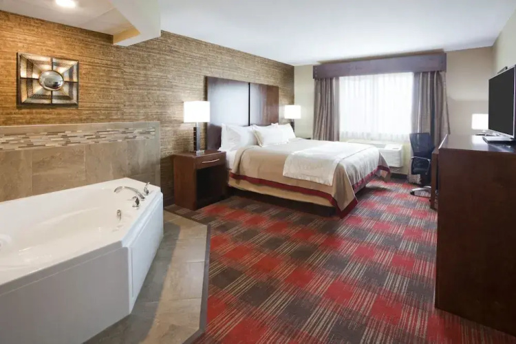 Gateway Park Hotel and Suites