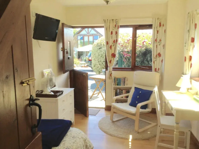 The Tack Room - a Comfy Cabin in North Devon
