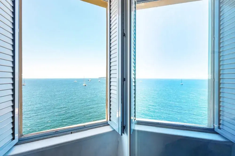 Blu Breeze on Seafront
