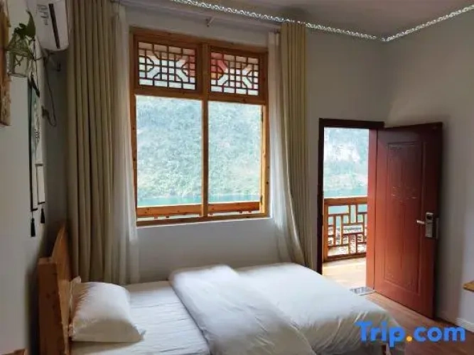 Standard Twin room with river view