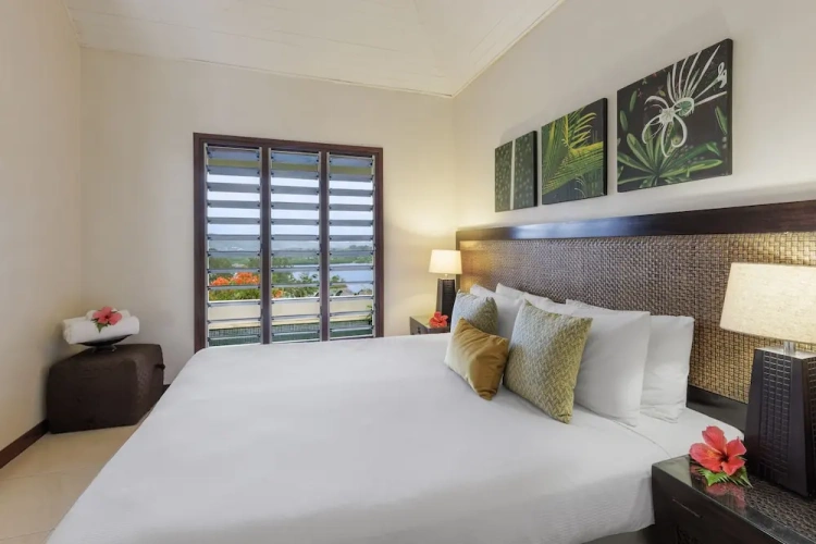 Bungalow with balcony and with bay view
