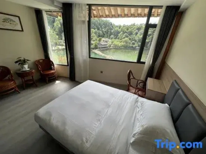 Deluxe Family room with lake view