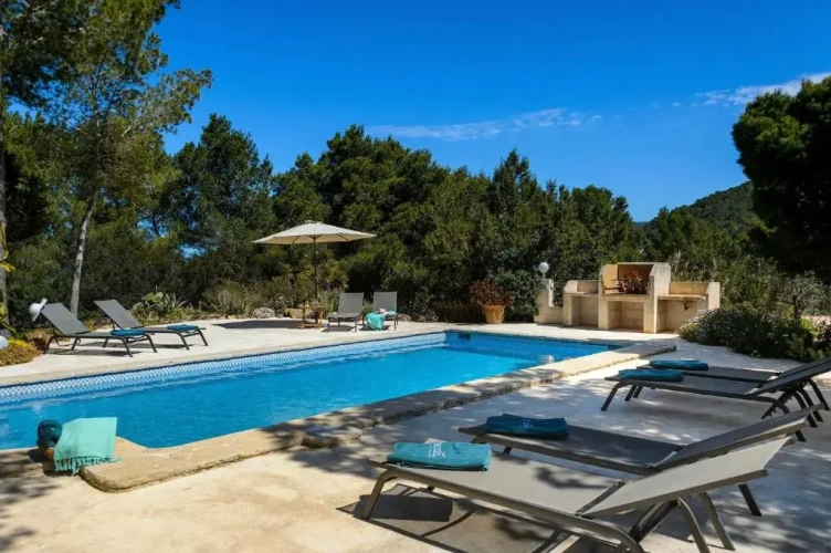 4 Bedrooms Villa