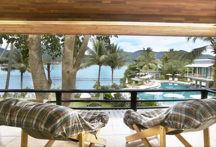 Deluxe room with balcony and beachfront