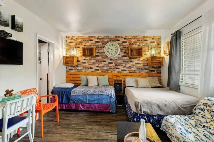 Hollywood 1BR Condo: Pets Allowed, BBQ & Parking
