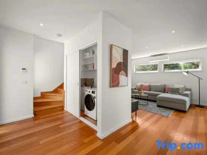Relaxing Getaway Oasis with Patio in Charming Kew