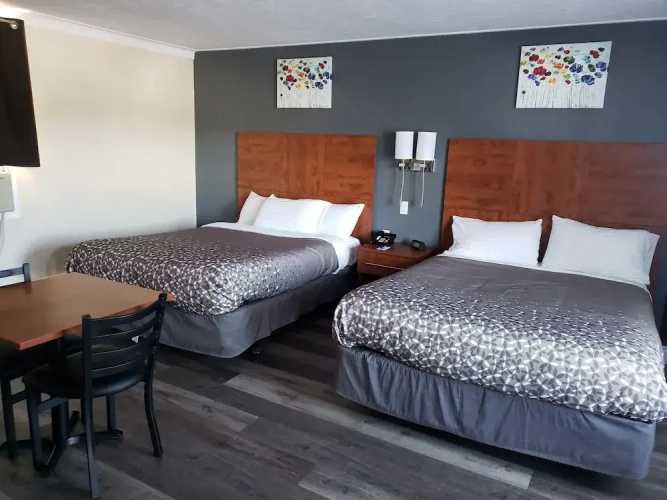 Moonlight Inn and Suites