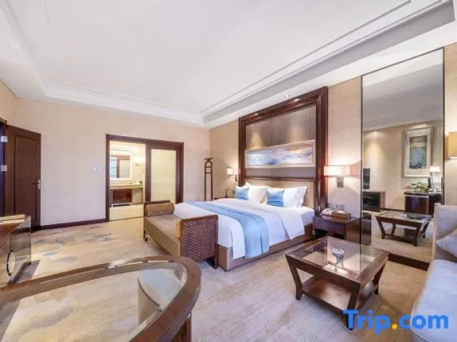 Suite with land view