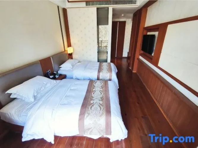 Family Suite with pool view