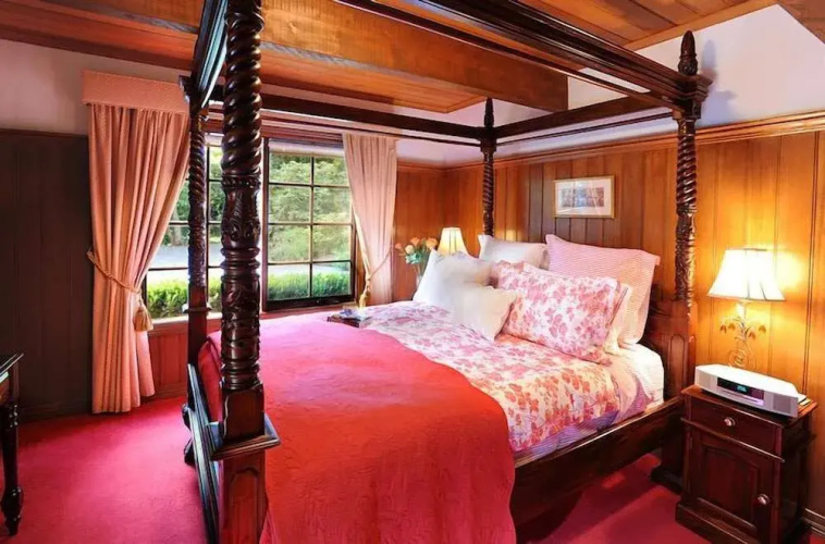 Mary Card's Coach House