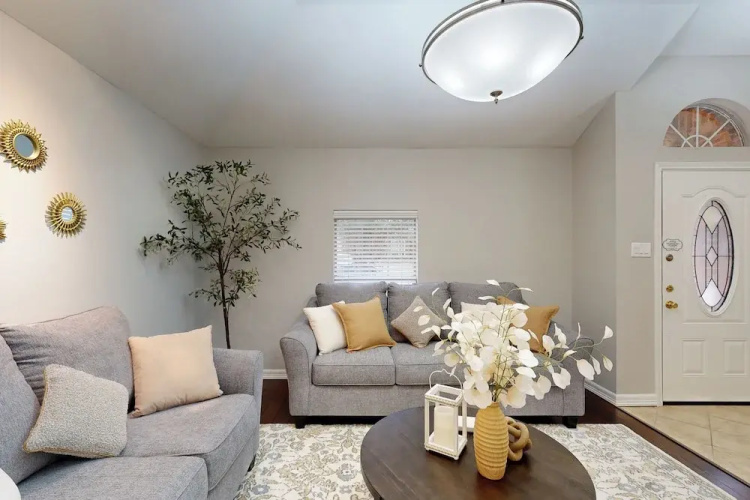 4 BR Spacious Modern Home w/ Game Room & Wifi