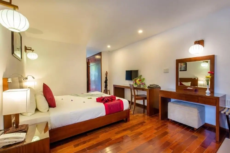 Superior room with balcony and with garden view