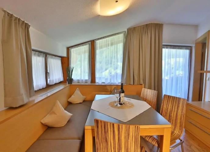 3 Bedrooms Apartment