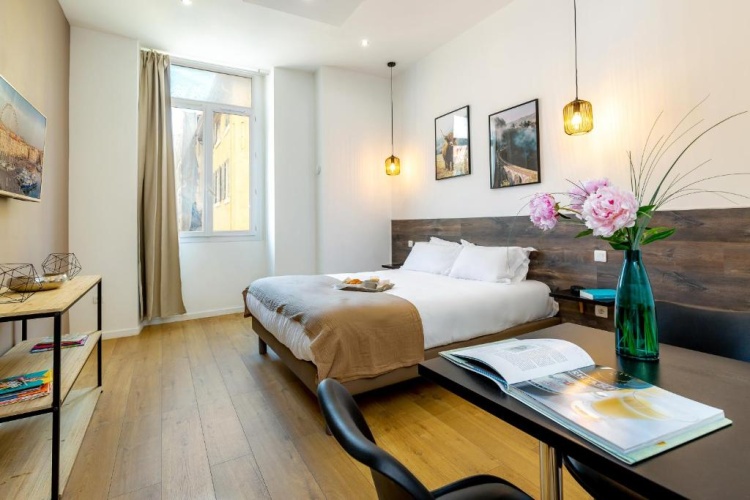 Superior Apartment with street view