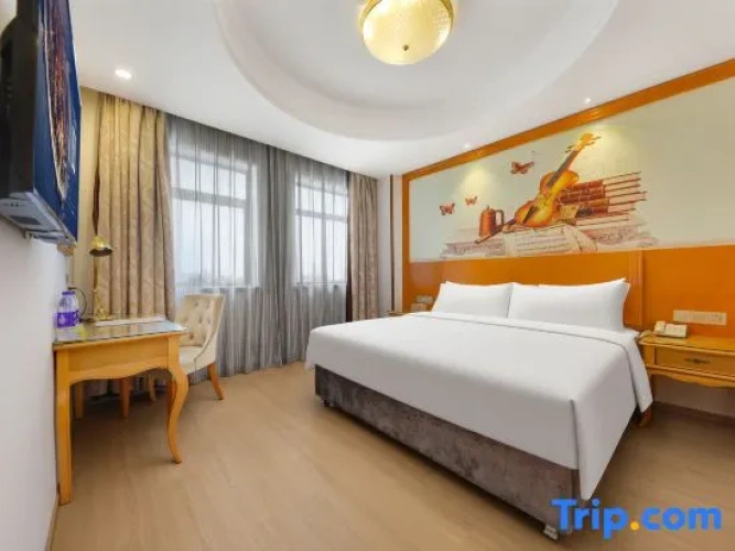 Deluxe Double Suite with street view