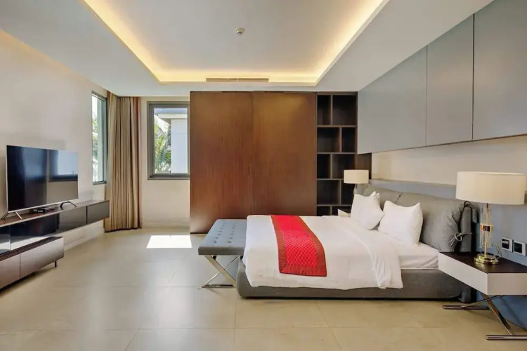 Luxe 6BR Beachfront Villa: Group Getaway Haven