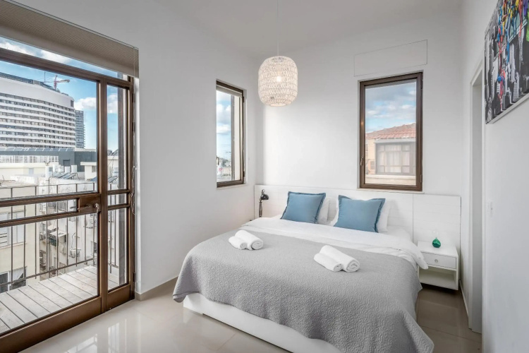 Modern & Bright 3 BDR close to the beach