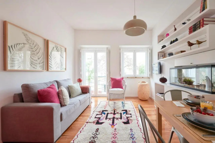 Sunny Renovated Apt With AC, By TimeCooler