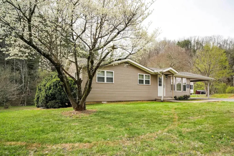 Sevierville Home w/ Hot Tub ~ 4 Mi to Dollywood!