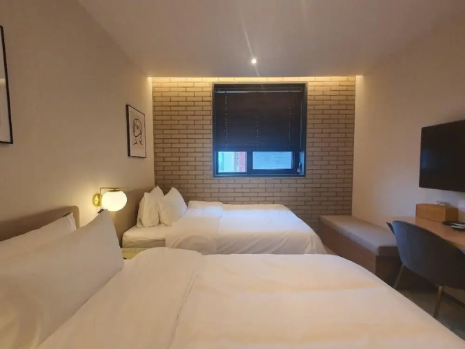Seven Bricks Hotel