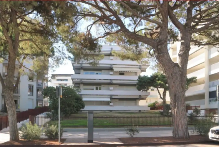 Wide Sea-front Apartment-10 Metres From the Beach