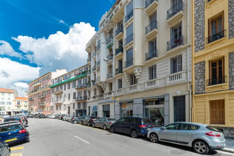 Cosy 1 Bdr Near Garibaldi Square - Top Floor & AC