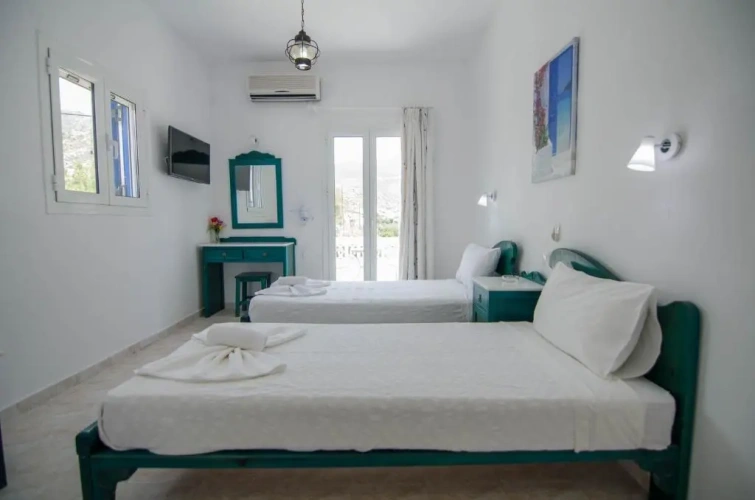 Standard Triple room with partial sea view