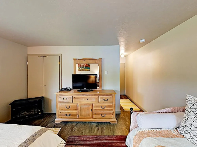 4BR 4BA Rustic Mountain Condo Park City by RedAwning