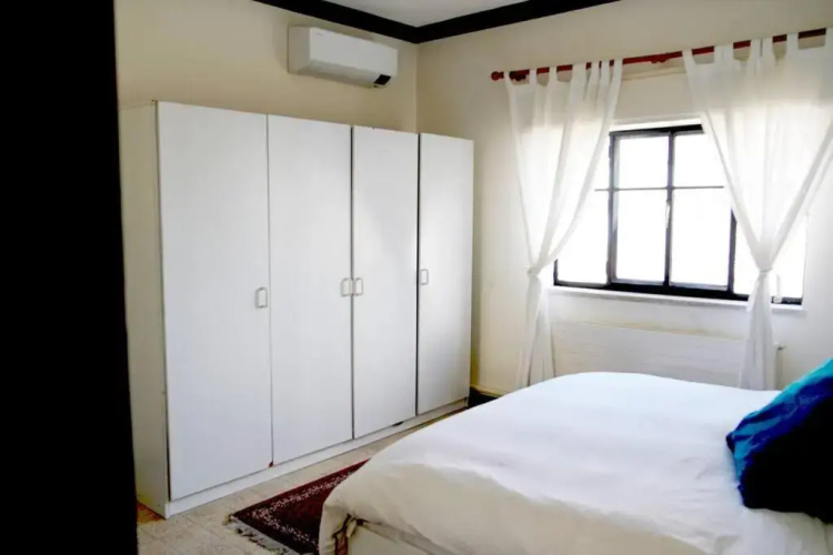 Inspiring 3Bed Unit with Sunny Balcony & Fireplace