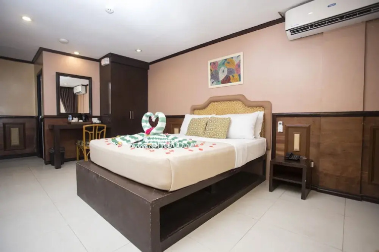 John's Apartelle