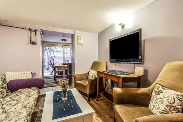 Cozy Home With Backyard in Sisli