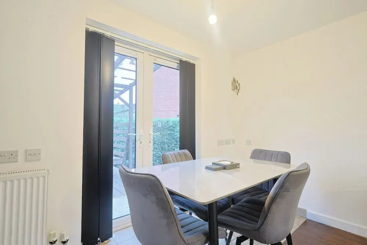 Manchester 3-beds, Sleeps 6 With On-site Parking