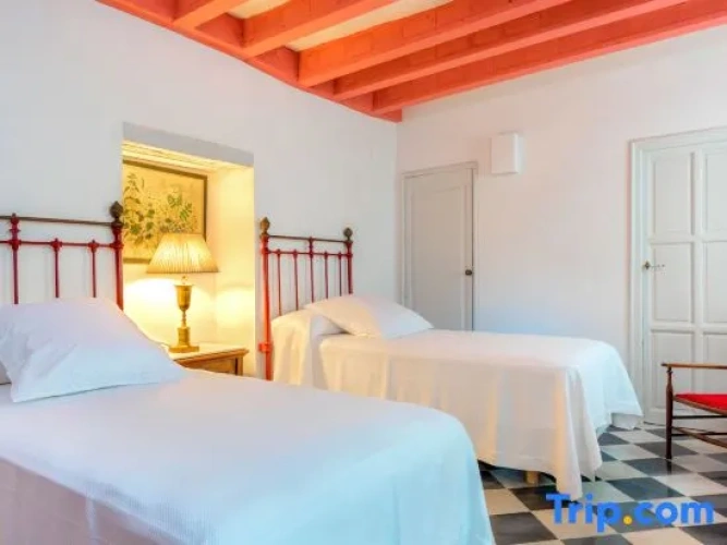 4 Bedrooms Apartment