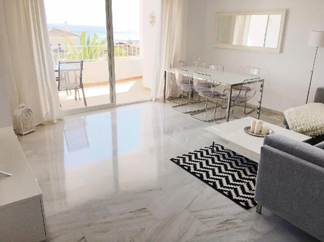 2056 - Apt with terrace sea view
