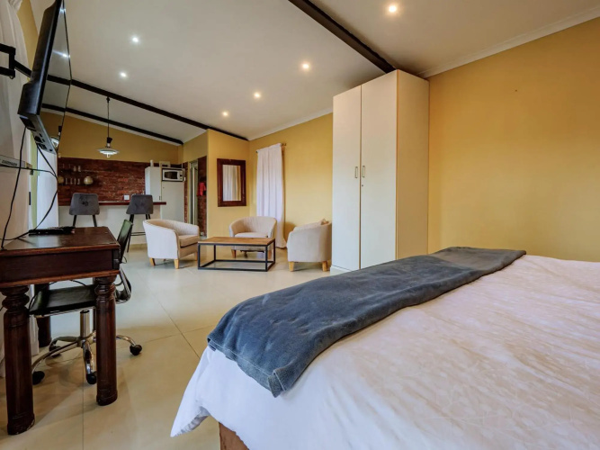 Private Studio flatlet, Uncapped Wifi, Netflix,Full DSTV