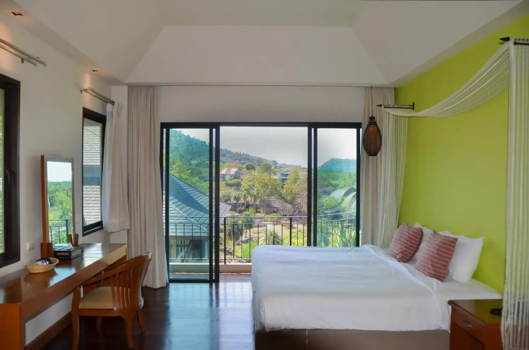 Suite with lake view