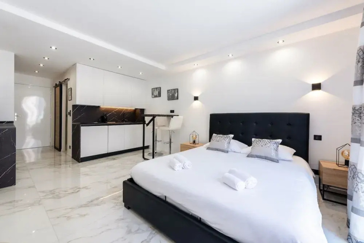 Large Studio Apartment With Terrace and sea View