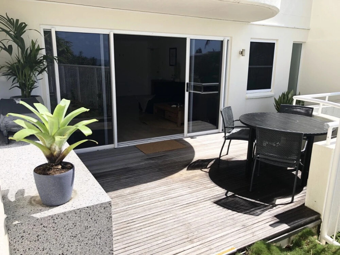 Sunshine Beach Luxe Apartment