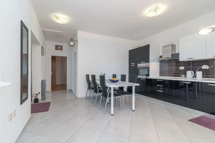 2 Bedrooms Apartment with balcony and with sea view
