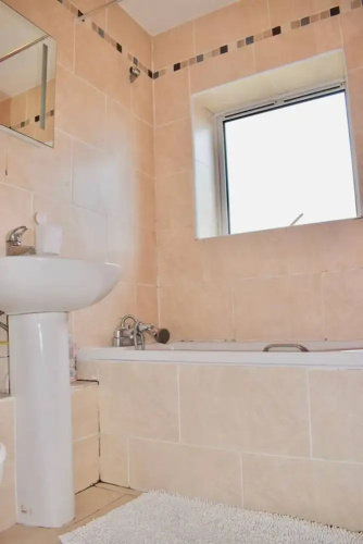 Colourful and Cosy 2 Bed in Ifsc With Balcony