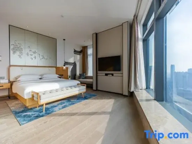 Deluxe Suite with lake view