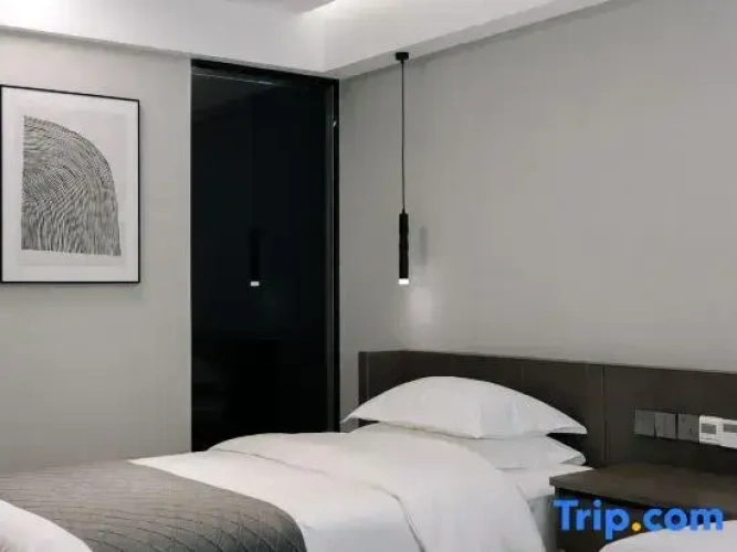 Comfort room with street view