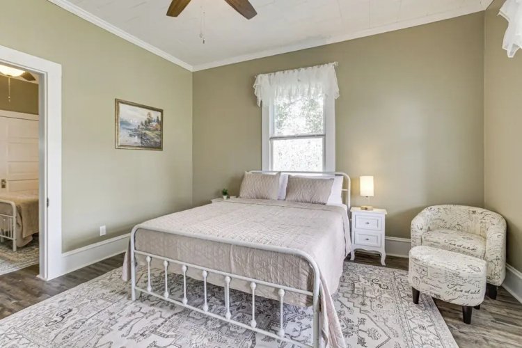 Walk to Restaurants & Shops: Dtwn Franklin Retreat