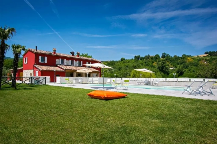 6 Bedrooms Villa