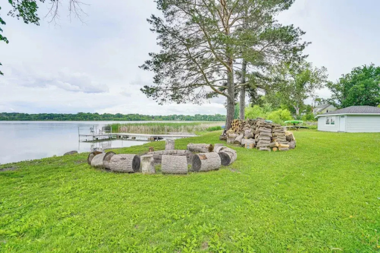 Snowmobile Trail On-site: Lakefront Mound Apt!